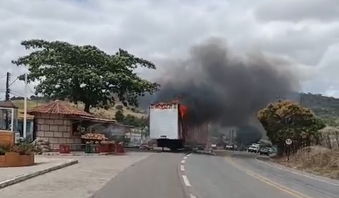 Carreta pega fogo na BR-316, em Maribondo; bombeiros são acionados