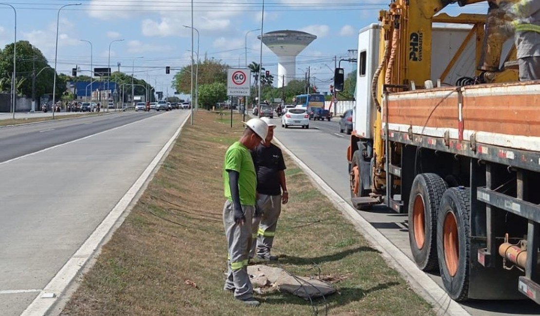 Criminosos furtam mais de 15 mil metros de fios da iluminação no viaduto da antiga PRF, em Maceió