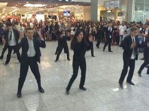 Estudantes de Arapiraca protestam contra corrupção com coreografia em shopping center