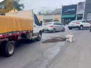Óleo diesel na pista provoca acidentes próximo ao Mercado do Artesanato de Arapiraca