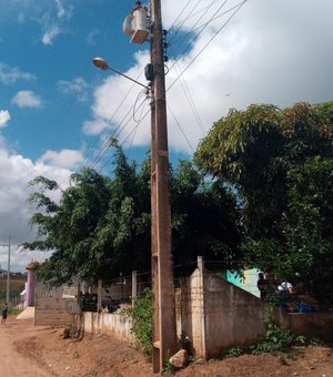 [Vídeo] Comunidade rural de Arapiraca está sem energia elétrica há quatro dias