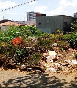 Moradores reclamam de acúmulo de lixo em rua na Gruta