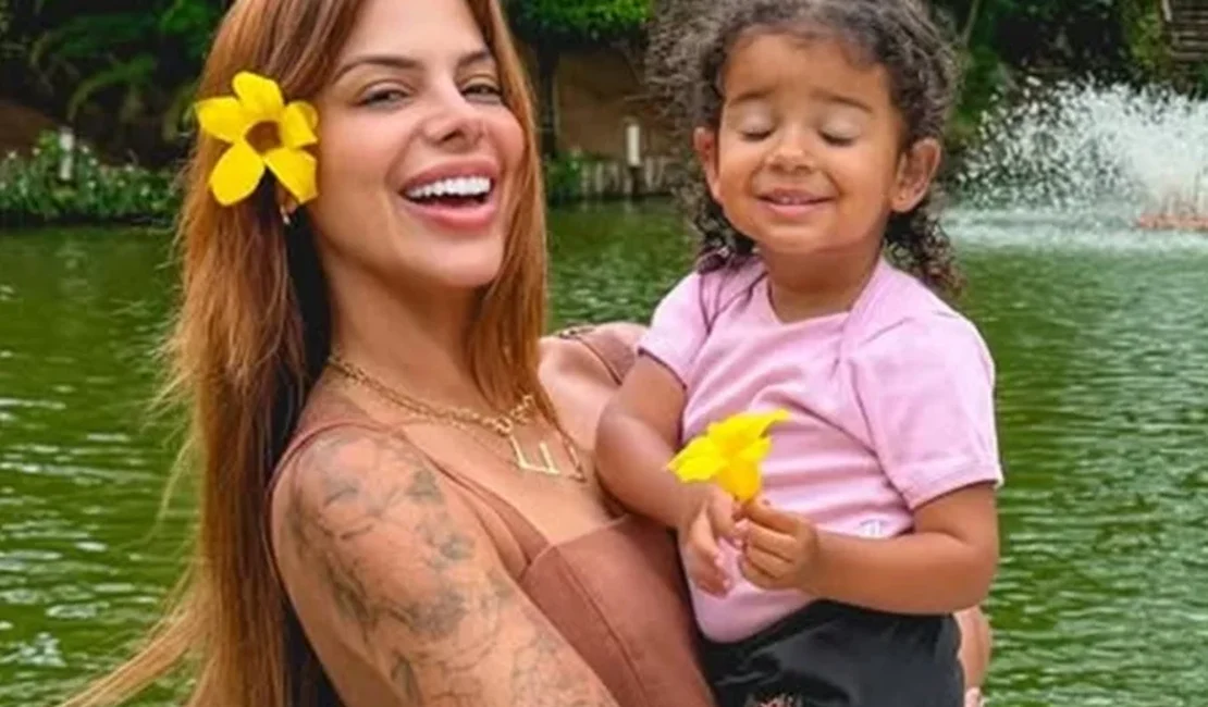 Evelyn Regly muda o cabelo para ensinar a filha a amar seus cachos