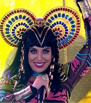 Naiara Azevedo leva público à loucura como Katy Perry
