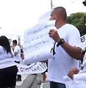 Familiares de PMs acusados de matar Jonas Seixas protestam em frente ao Fórum