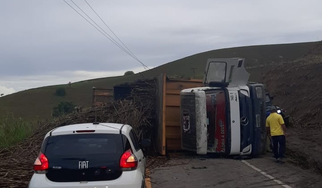 Caminhão tomba e deixa motorista ferido no Passo de Camaragibe