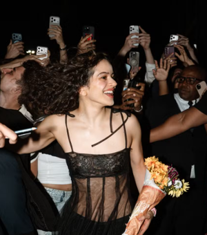 Rosalía atende fãs em porta de hotel antes de shows no Rio de Janeiro