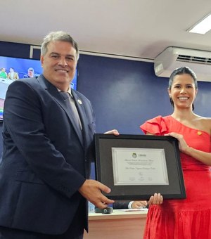 Delegada Teila Rocha recebe título de cidadã honorária de Maceió