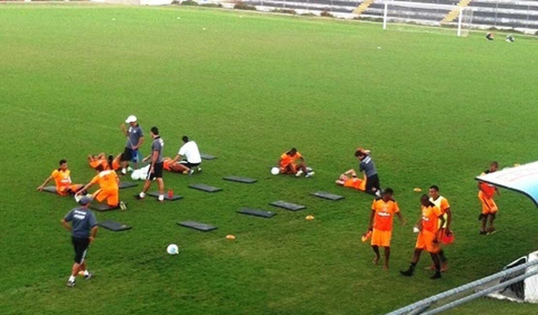 Beto Almeida relaciona 21 jogadores para o embate contra o Fortaleza