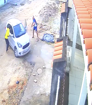 Câmeras de segurança mostram criminosos roubando veículo no Cleto Marques Luz