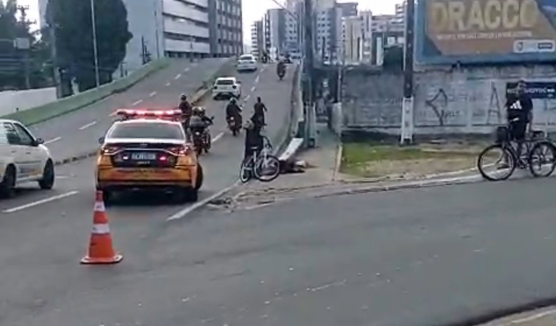 Motociclista e ciclista se envolvem em acidente próximo ao viaduto João Lyra, em Maceió