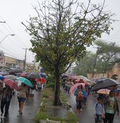 Mesmo com chuvas, fiéis lotam procissão e missa de Corpus Christi em Maceió