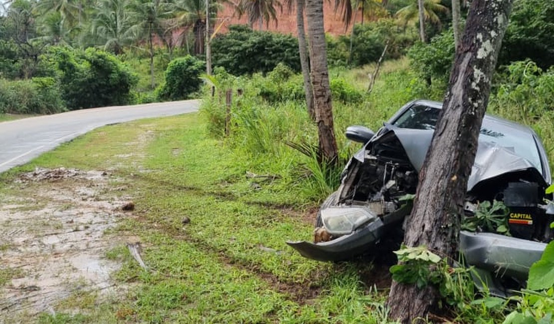 Carro colide contra coqueiro em São Miguel dos Milagres