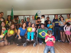 Grupo Ricardo Barreto visita Apae e distribui brindes da Copa