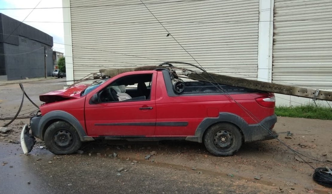 Após sair da pista, motorista perde o controle, derruba poste e foge