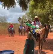 Moradora prepara água para cavalos durante cavalgada e chama atenção
