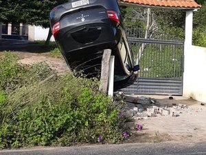 Homem perde controle do carro capota e vai parar em cima de muro, em São José da Tapera
