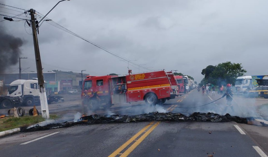 Moradores de Pilar bloqueiam BR-316 por causa da falta d’água