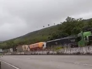 [Vídeo] Congestionamento é formado após tombamento na BR-104; veja desvios