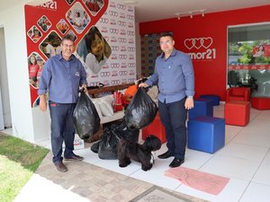Casal entrega novo lote de tampinhas ao Instituto Amor 21