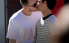 Sam Smith é flagrado aos beijos com ator de 13 Reasons Why 