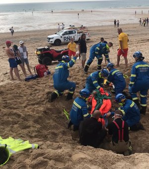 Adolescente cava buraco em praia na Inglaterra, é soterrado e precisa ser resgatado