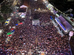 Natanzinho Lima encerra FIPI 2025 com grande show na Estação Ferroviária em Palmeira