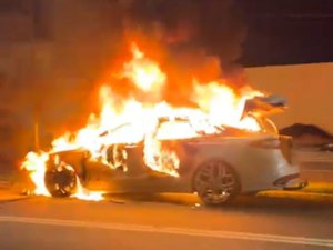 Carro incendeia na Avenida Durval de Góes Monteiro, em Maceió