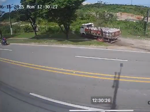 Câmeras flagram momento em que motociclista é arrastado por caminhão em Maceió