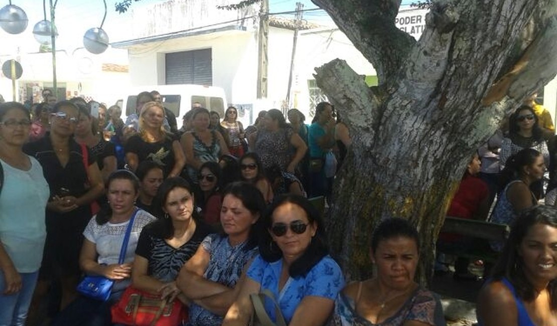 Professores de Limoeiro voltam a sala de aula, mas luta por reajuste continua