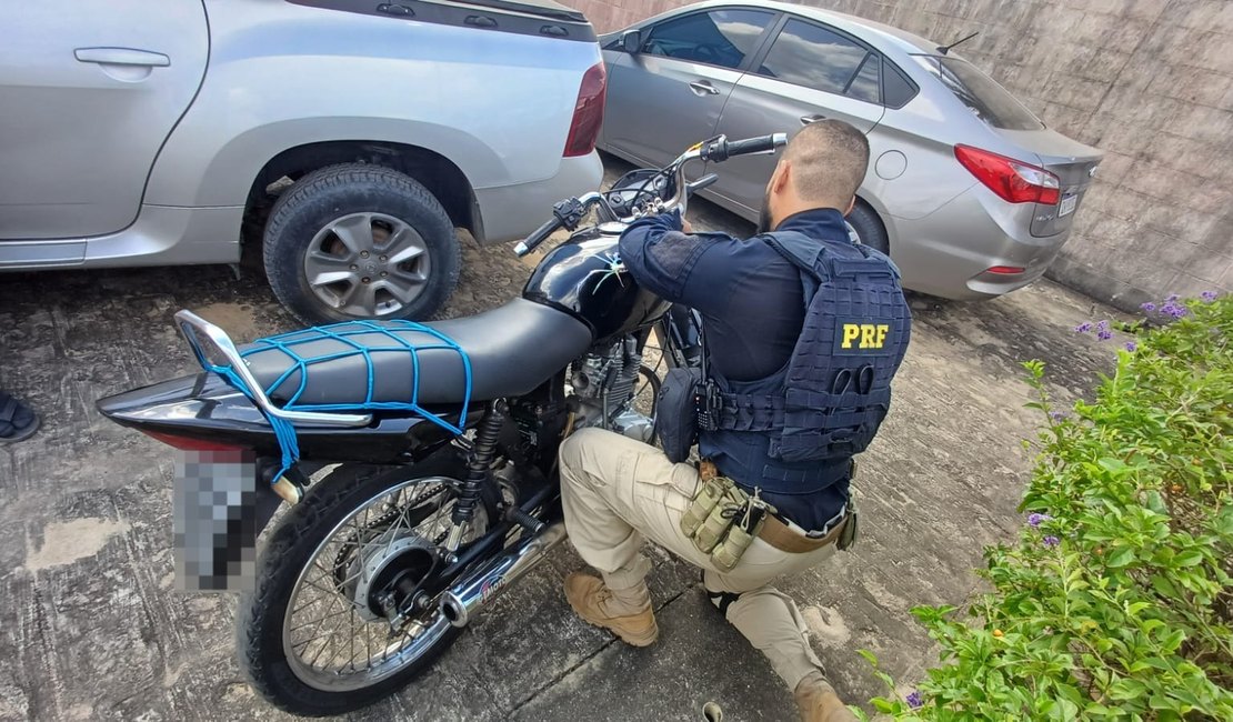 Motocicleta com queixa de roubo é apreendida durante operação de rotina da PRF em São Sebastião