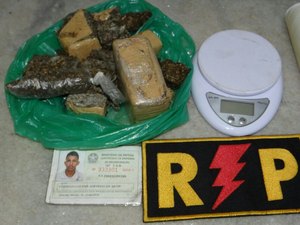 Radiopatrulha prende jovem e apreende adolescente por tráfico de drogas