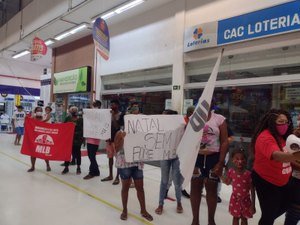 MLB ocupa supermercado G Barbosa para denunciar a fome e reivindicar cestas básicas para famílias carentes