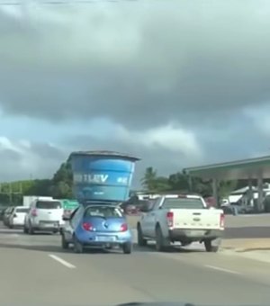 Veículo Ford Ka é flagrado transportando caixa d’água de 3 mil litros em Arapiraca