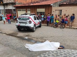 [Vídeo] Mototaxista é morto a golpes de arma branca no Cleto Marques Luz