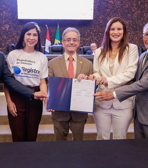 Prefeita Ceci assina adesão de Atalaia ao Programa Moradia Legal