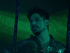 Cantor João Amorim aposta na melancolia do carnaval pandêmico em novo clipe