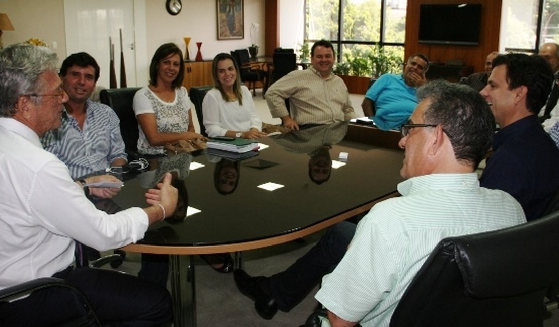 Prefeitos e secretários se reúnem com governador para cobrar dívidas da saúde