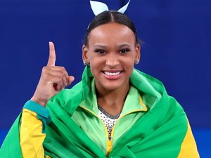 Rebeca ganha ouro no salto e crava nome na história da ginástica do Brasil