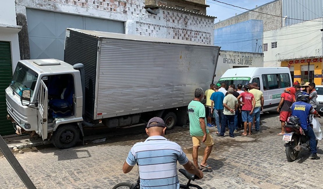 Caminhão-baú provoca engavetamento em Santana do Ipanema