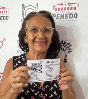 Prefeitura de Penedo inicia entrega da carteira que garante transporte gratuito intermunicipal para pessoa idosa