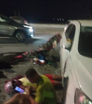 Colisão entre carro e moto deixa duas pessoas gravemente feridas no Trapiche em Maceió