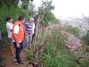 Prefeito Júlio Cezar visita comunidades atingidas pelas chuvas e anuncia medidas