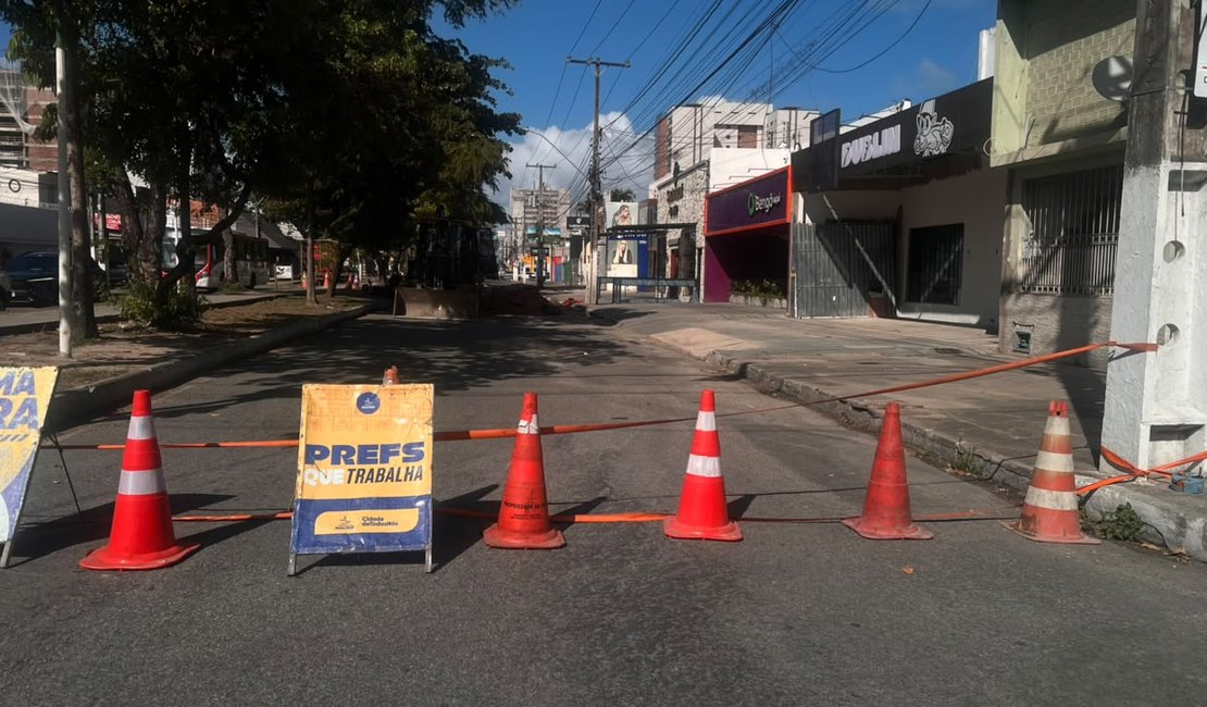 Interdição na antiga Amélia Rosa trava trânsito na parte baixa de Maceió