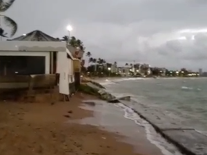 Mar avança e atinge barracas na praia da Jatiúca em Maceió