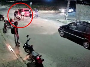 Câmeras flagram motorista atirando em motociclista após briga de trânsito em Penedo