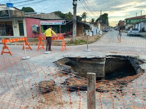 Asfalto cede na Rua Luiz Clemente Vasconcelos, no Clima Bom, e via é interditada