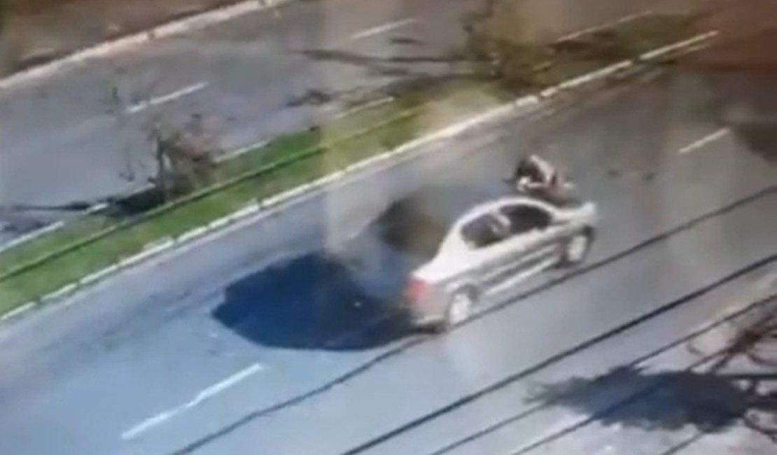 PM é atropelado e arrastado por carro após motorista fugir de abordagem em Florianópolis