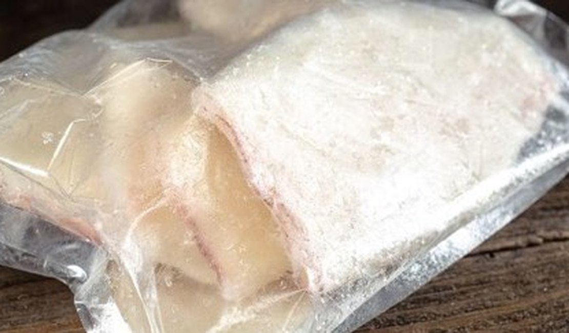 China acha amostra viva de coronavírus em embalagens de bacalhau congelado