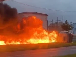 Caminhão-tanque tomba e pega fogo na BR-101, em Igarassu, e chamas atingem casas